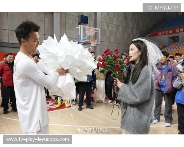 球迷的求婚时刻：中场休息，大屏幕上看你，男生在球场浪漫求婚